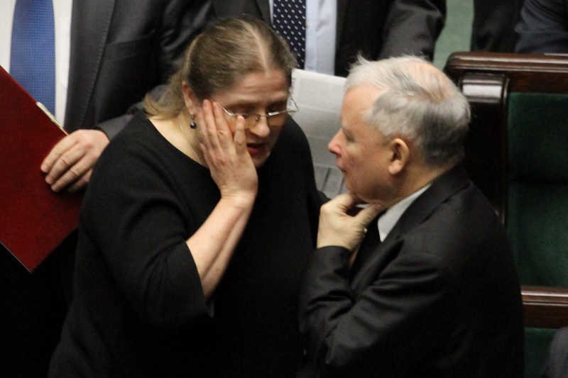 Jarosław Kaczyński zapowiedział rozmowę z Krystyną Pawłowicz, ale większość posłów PiS broni jej ataku na Władysława Bartoszewskiego.