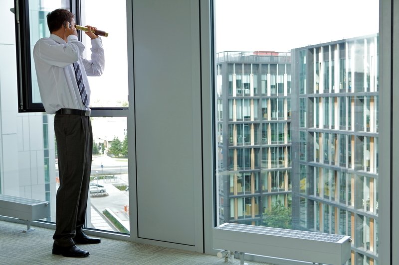 A może obok Ciebie siedzi szpieg? Dyrektor, asystentka, sprzątaczka - niemal każdy może być agentem konkurencji [Wywiad]