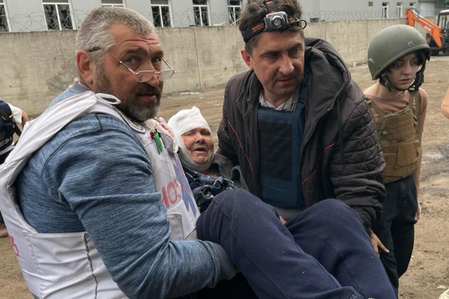 “Jutro mogą już nie żyć”. Polski wolontariusz ewakuuje ludzi z pierwszej linii frontu w Ukrainie.