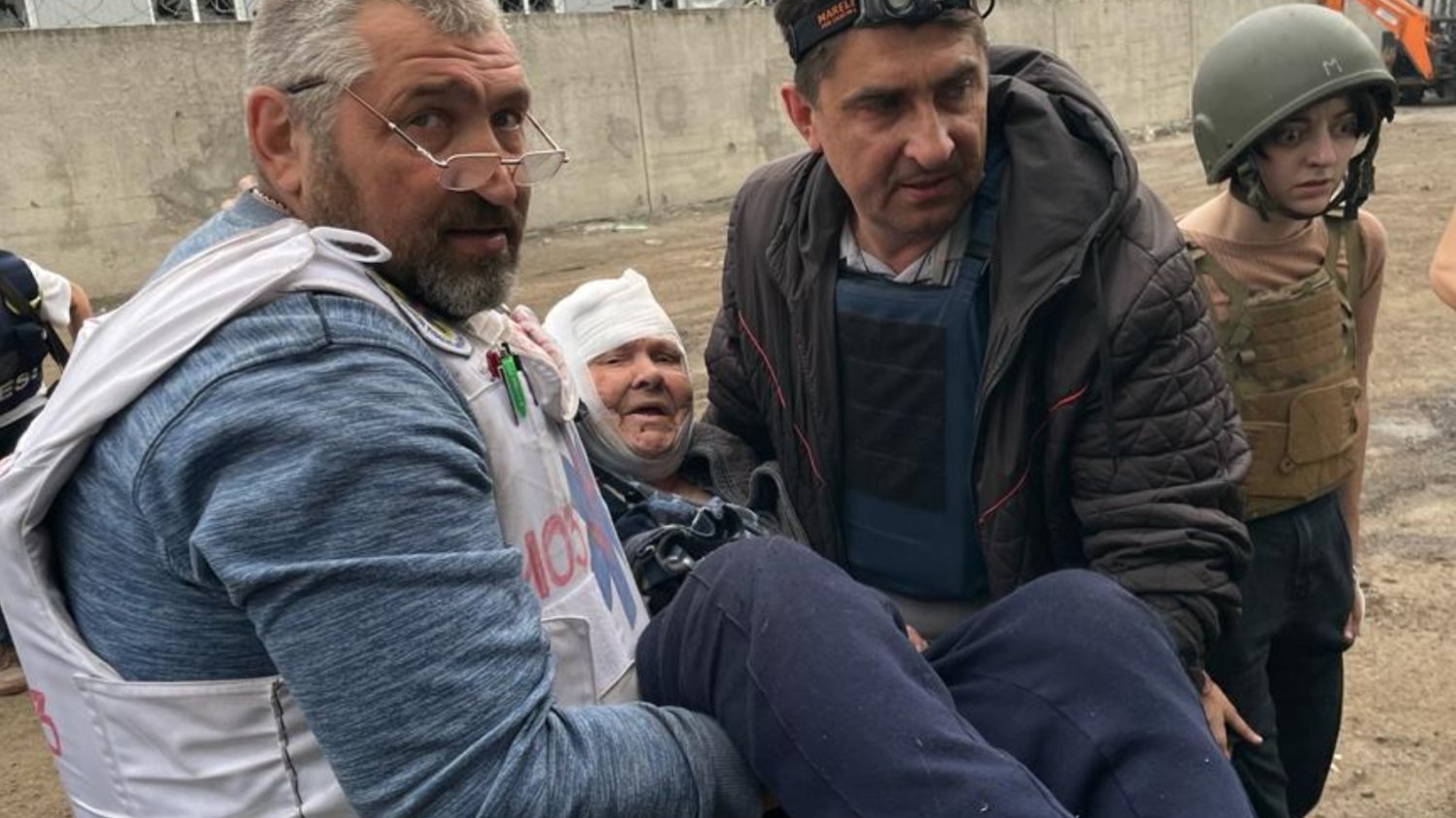 “Jutro mogą już nie żyć”. Polski wolontariusz ewakuuje ludzi z pierwszej linii frontu w Ukrainie.