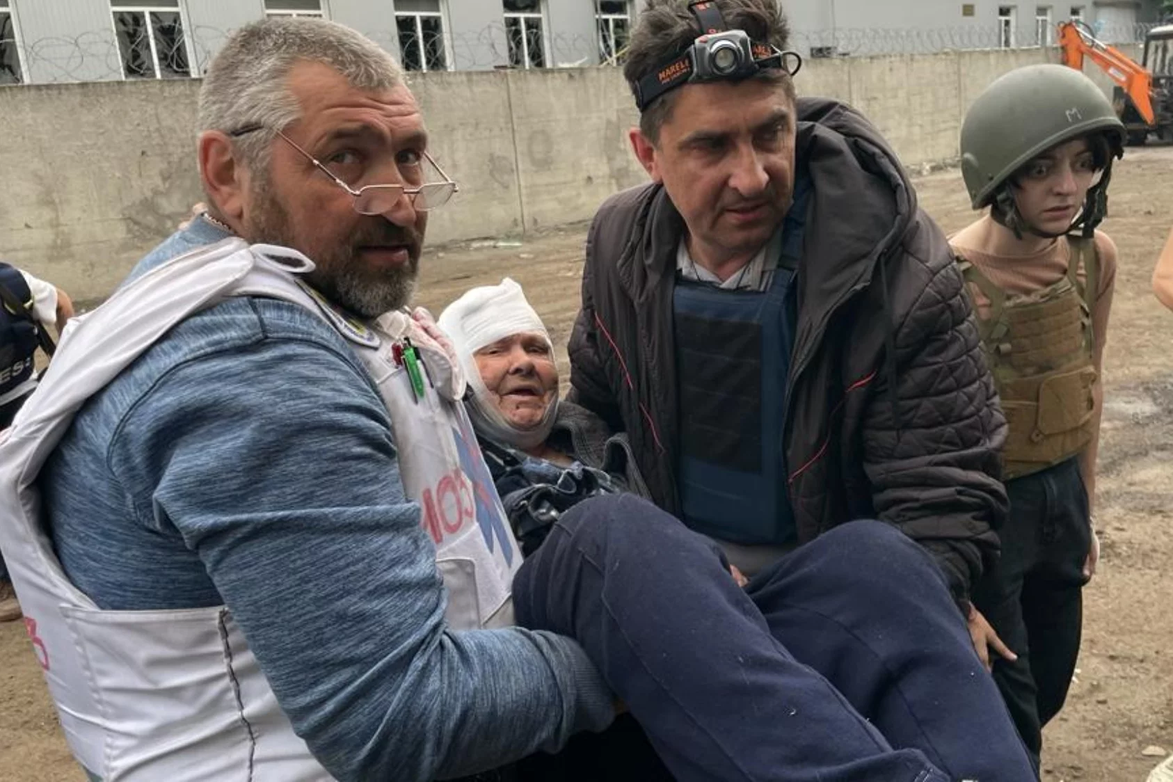 “Jutro mogą już nie żyć”. Polski wolontariusz ewakuuje ludzi z pierwszej linii frontu w Ukrainie.