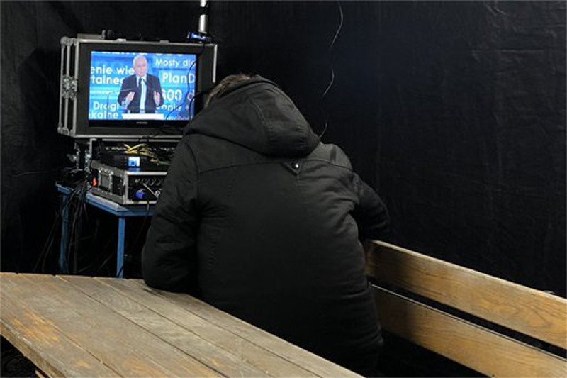 W takich warunkach PiS pozwolił pracować dziennikarzom.