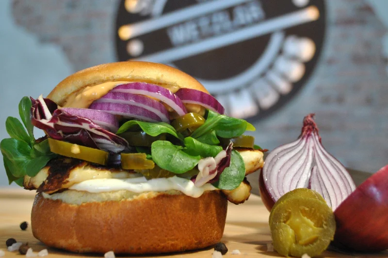 Burger z serem halloumi przepis