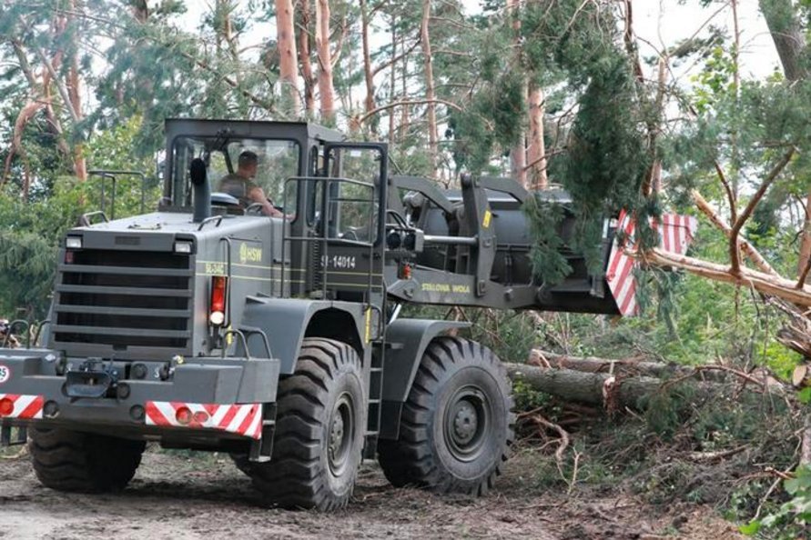 Strażacy-ochotnicy mogą tylko pomarzyć o sprzęcie, jakim dysponują żołnierze z jednostek inżynieryjnych. Premier Donald Tusk powołał nawet specjalny zespół wojska, który miał pomagać w momencie katastrof żywiołowych.
