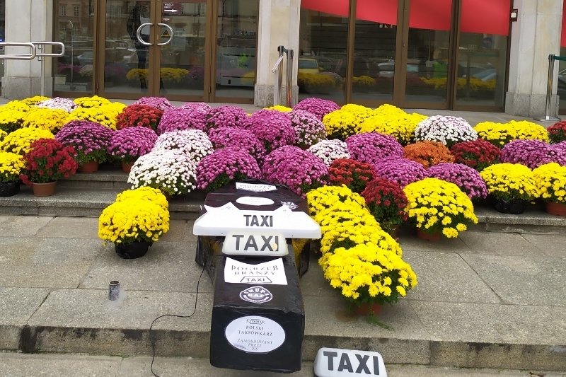 Taksówkarze ustawili trumnę pod siedzibą Ministerstwa Rozwoju w Warszawie.