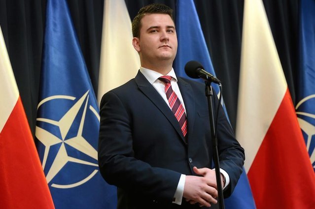 Bartłomiej Misiewicz odchodzi ze stanowiska w MON. Taka "definitywna" decyzja miała zapaść na szczytach władzy PiS.
