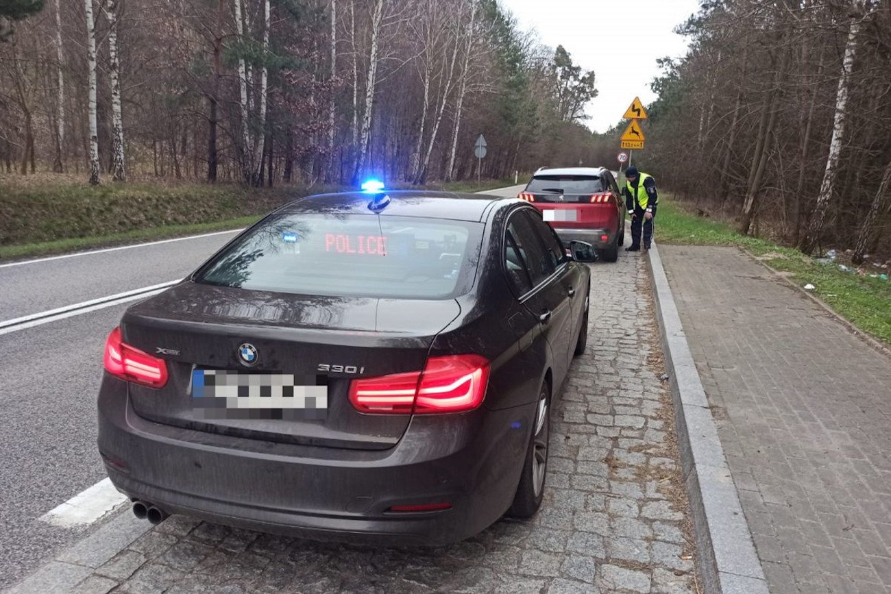 Ostrzegał innych kierowców światłami drogowymi przed policją.