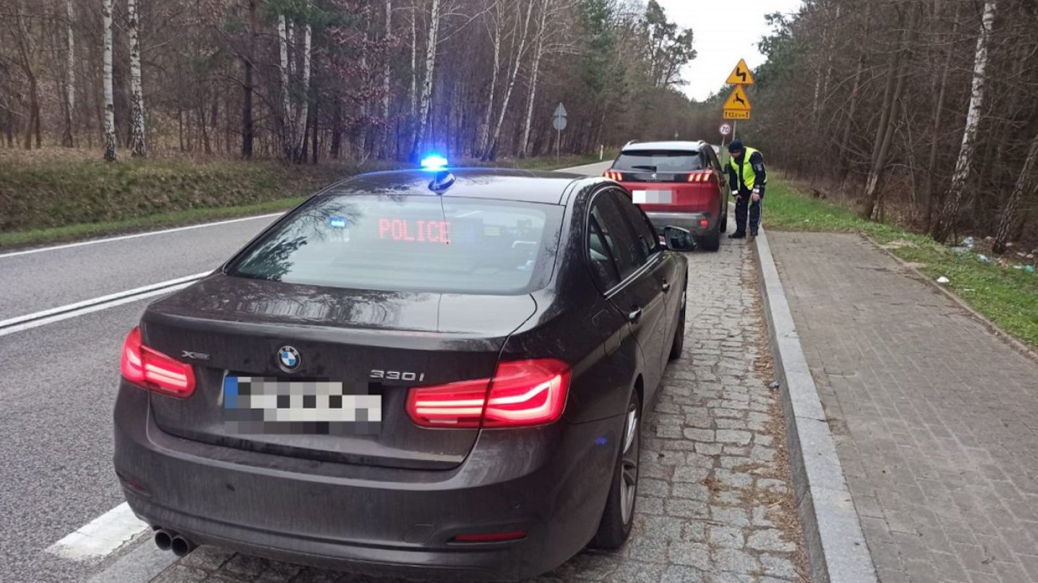 Ostrzegał innych kierowców światłami drogowymi przed policją.