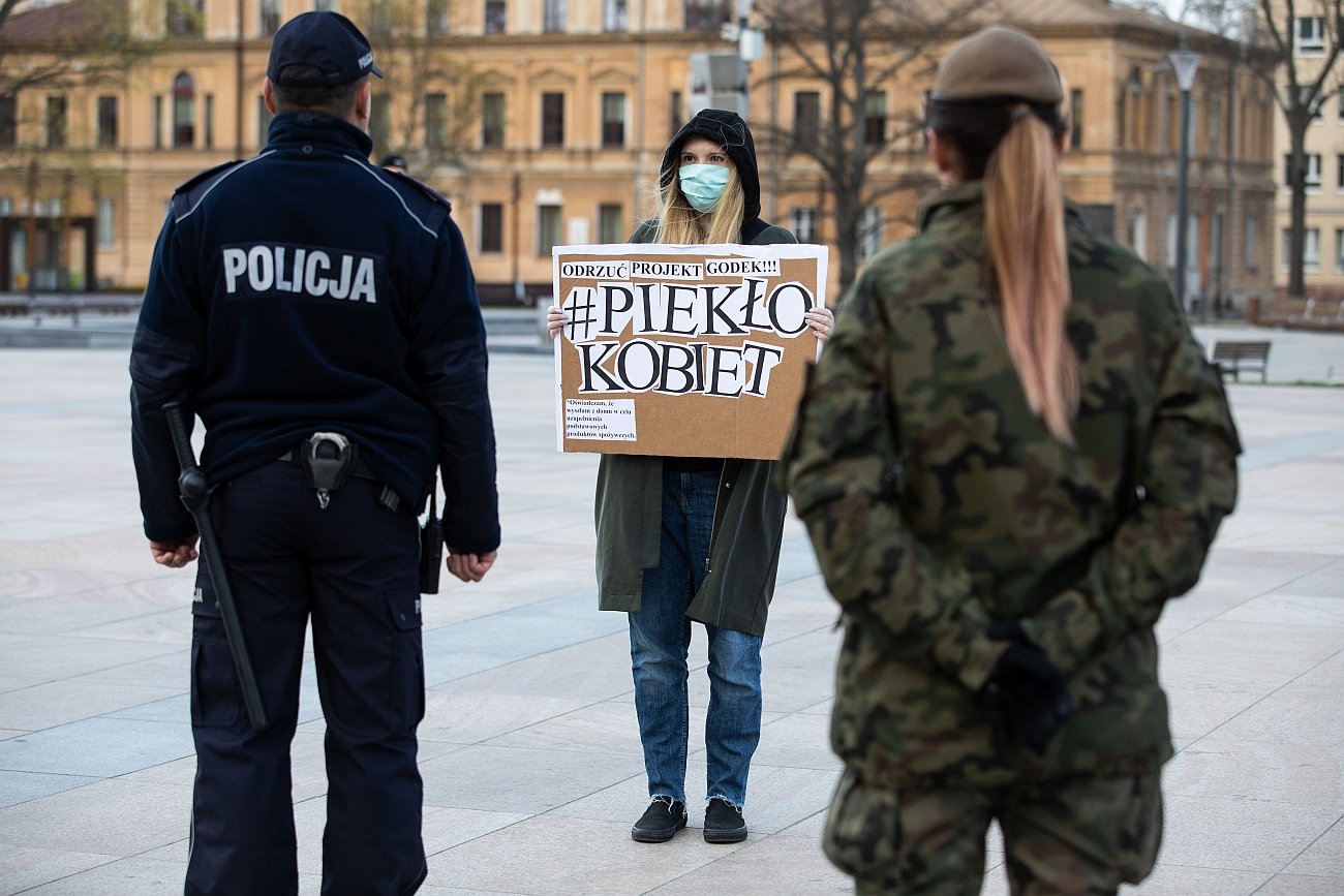 Rząd PiS miał rozważać użycie wojska do przeciw protestującym w obronie praw kobiet.