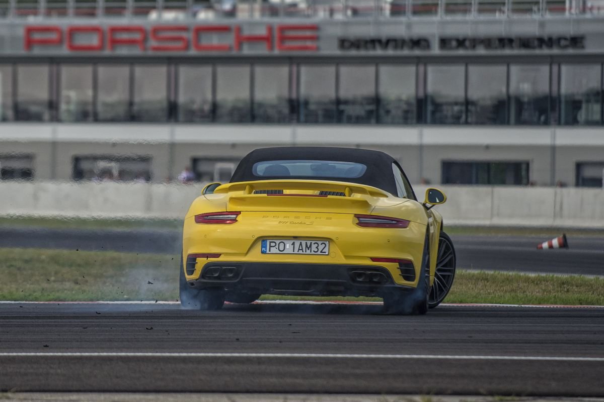 Widzicie, jak sypie się guma z opon?