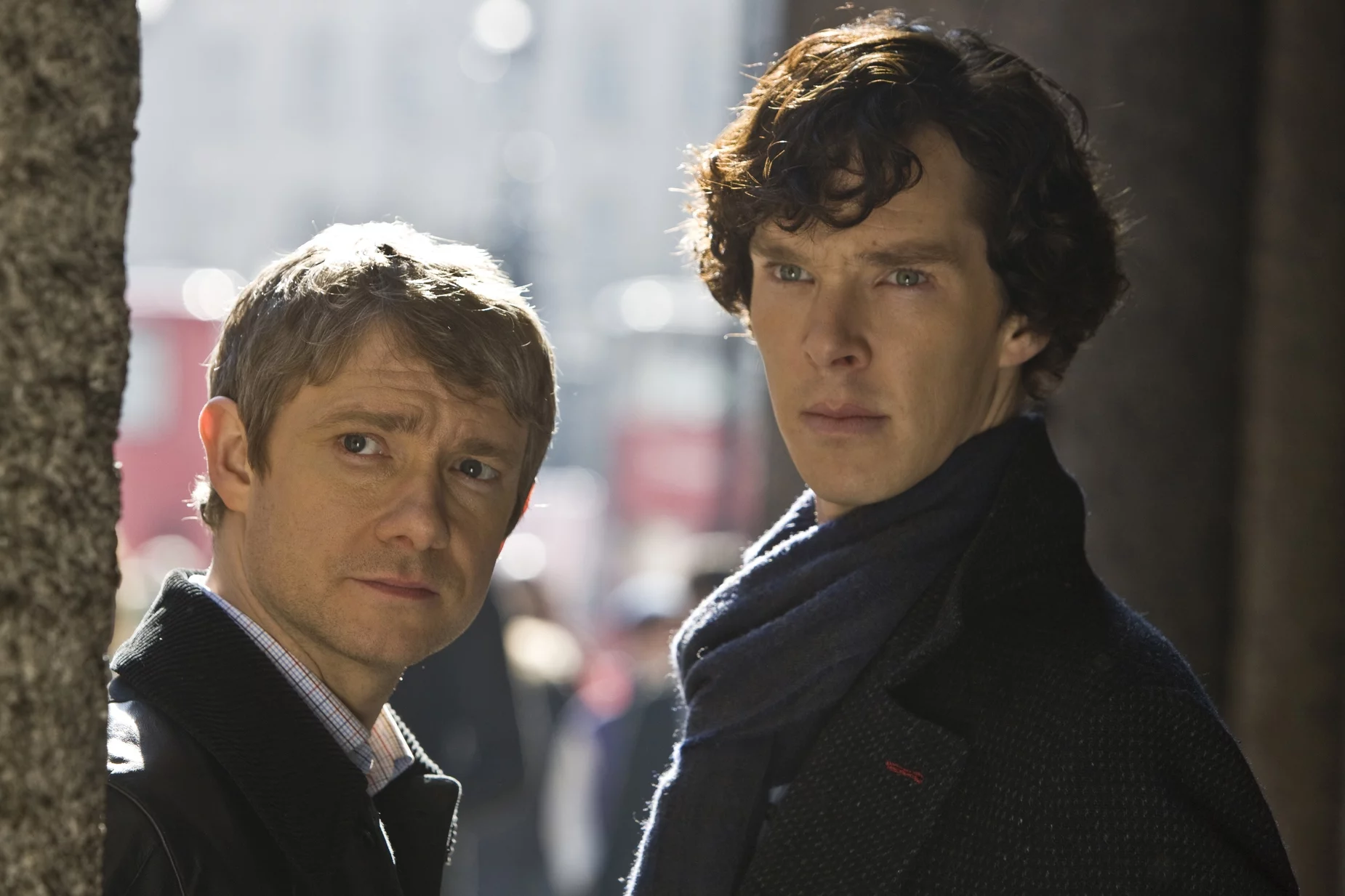 Martin Freeman jako John Watson i Benedict Cumberbatch jako Sherlock Holmes w serialu "Sherlock".