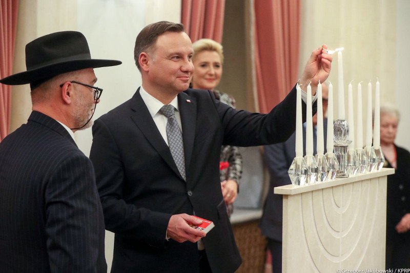 Andrzej Duda zapalił w Pałacu Prezydenckim chanukowe świece.