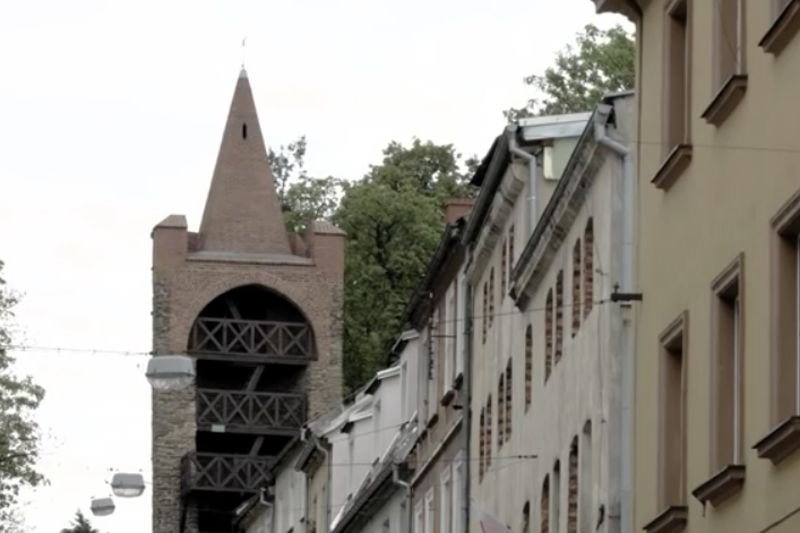 W Paczkowie zawalił się drewniany taras widokowy. Jedna osoba nie żyje.