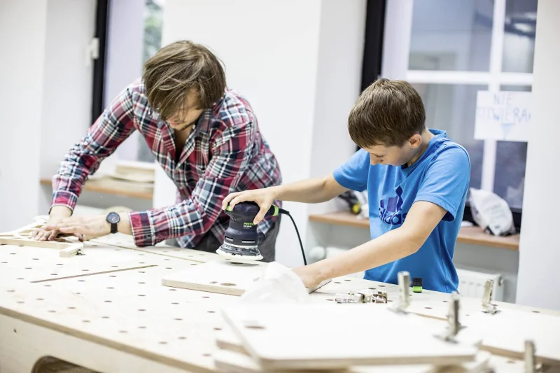 FabLab powered by Orange to miejsce, gdzie przy użyciu nowych technologii i wsparciu trenerów konstruktorzy i majsterkowicze znajdą możliwość zrealizowania swoich projektów. Pracownia znajduje się przy ul. Twardej 14/16 w Warszawie