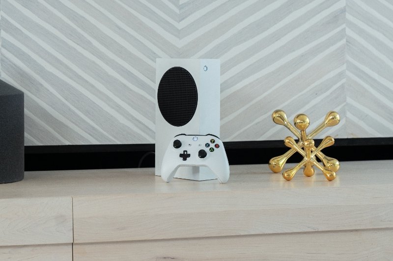 W skład zestawu Xbox All Access wchodzi konsola Xbox Series S oraz subskrypcja Xbox Game Pass Ultimate. Opłata za całość (rata za sprzęt + abonament na gry wideo) wynosi jedynie 109 zł miesięcznie