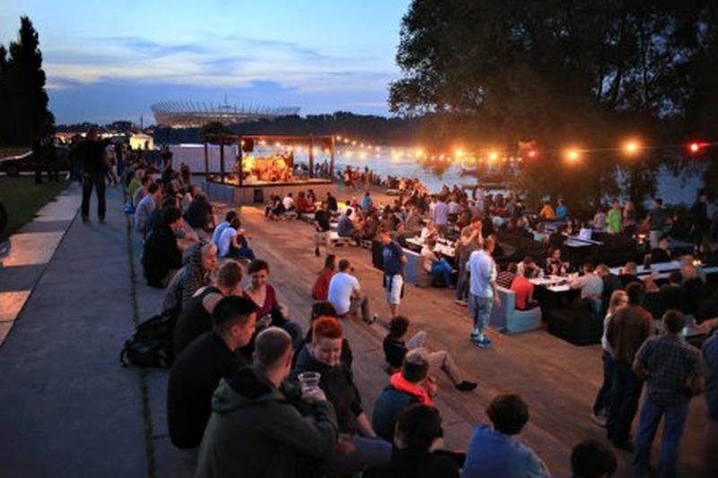Fotografuje ludzi nad Wisłą i donosi na policję. Mundurowi są zadowoleni, a socjolodzy mówią o leczeniu kompleksów