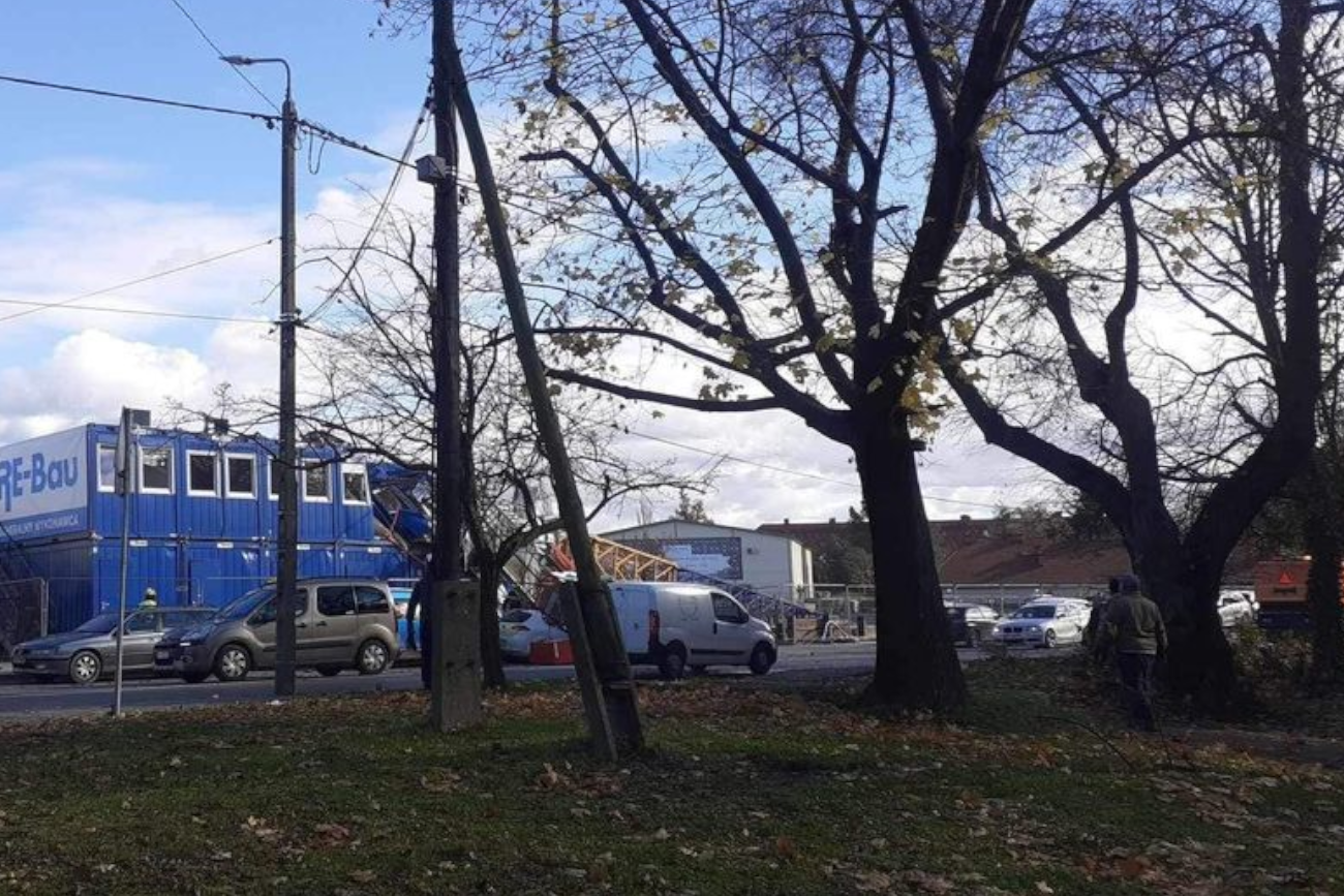 Tragiczny wypadek na placu budowy w Wieliczce. Nie żyje operator dźwigu.