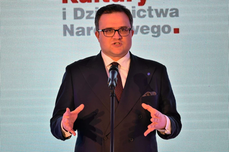 Michał Krupiński, prezes PZU spełniał życzenia władzy, a i tak go zdymisjonowali. Na fotografii w roli sponsora Biblioteki Narodowej.