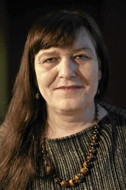 Ewa Hołuszko, polska fizyk, bohaterka filmu "Ciągle wierzę". W 2000 roku przeszła operację korekty płci