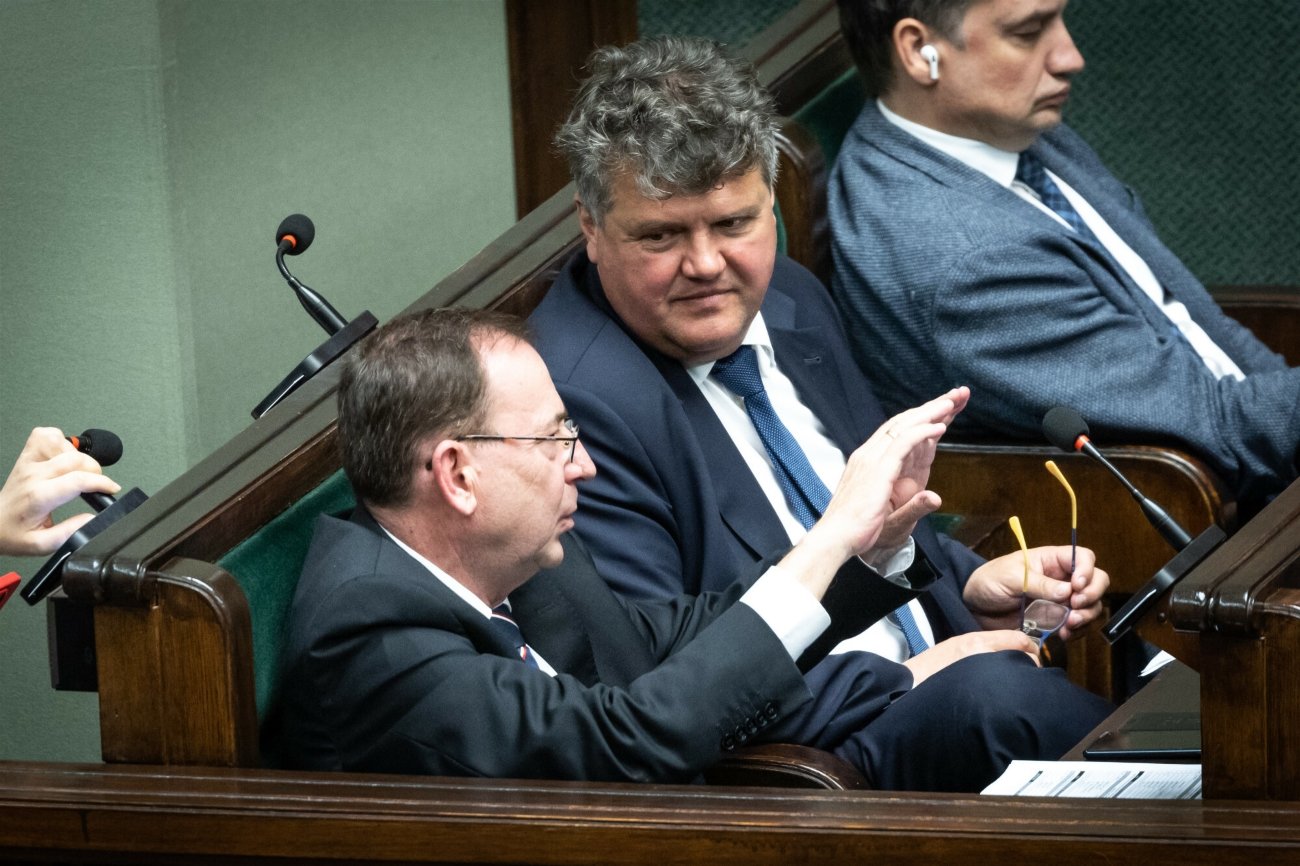 Byli posłowie Mariusz Kamiński i Maciej Wąsik w maju 2023 – wtedy jeszcze członkowie rządu PiS. W tle ówczesny minister sprawiedliwości - prokurator generalny Zbigniew Ziobro.