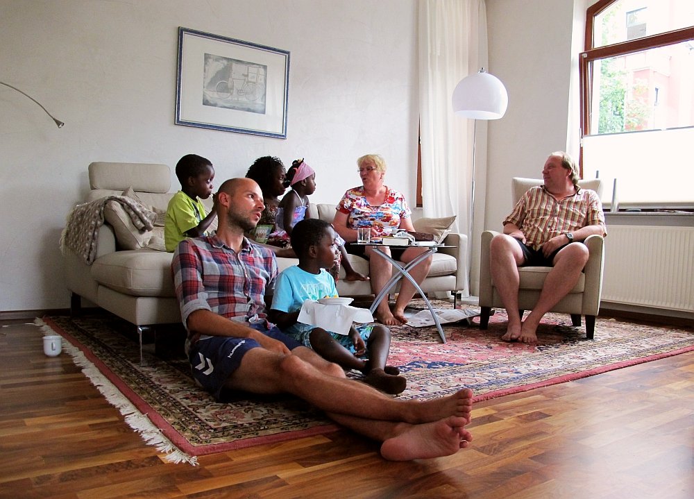 Wielonarodowa widownia kobiecego finału mistrzostw Europy w piłce nożnej.