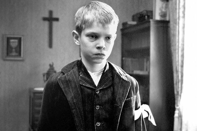 Kadr z filmu "Biała wstążka" Michaela Hanekego, który wygrał w Cannes w 2009 roku