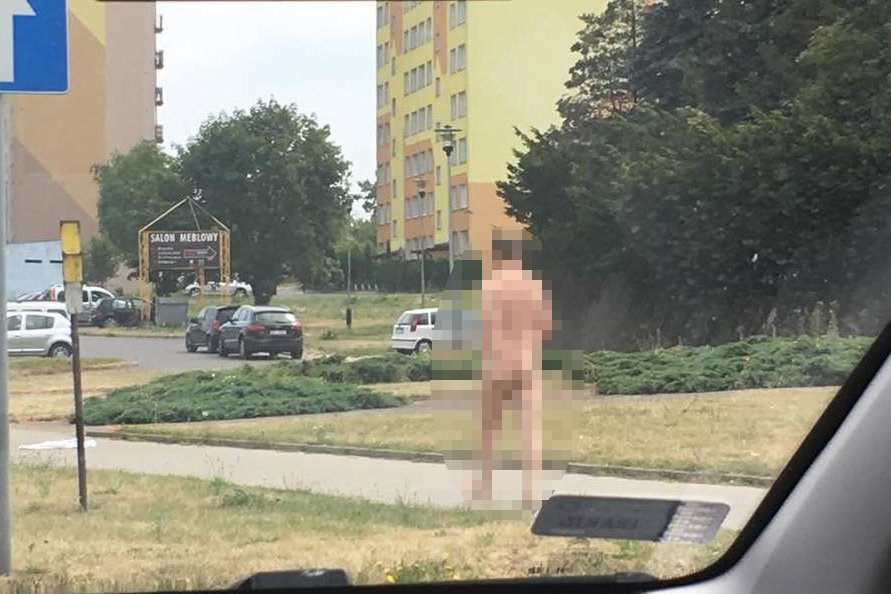 Nagi mężczyzna spacerował w Piotrkowie Trybunalskim