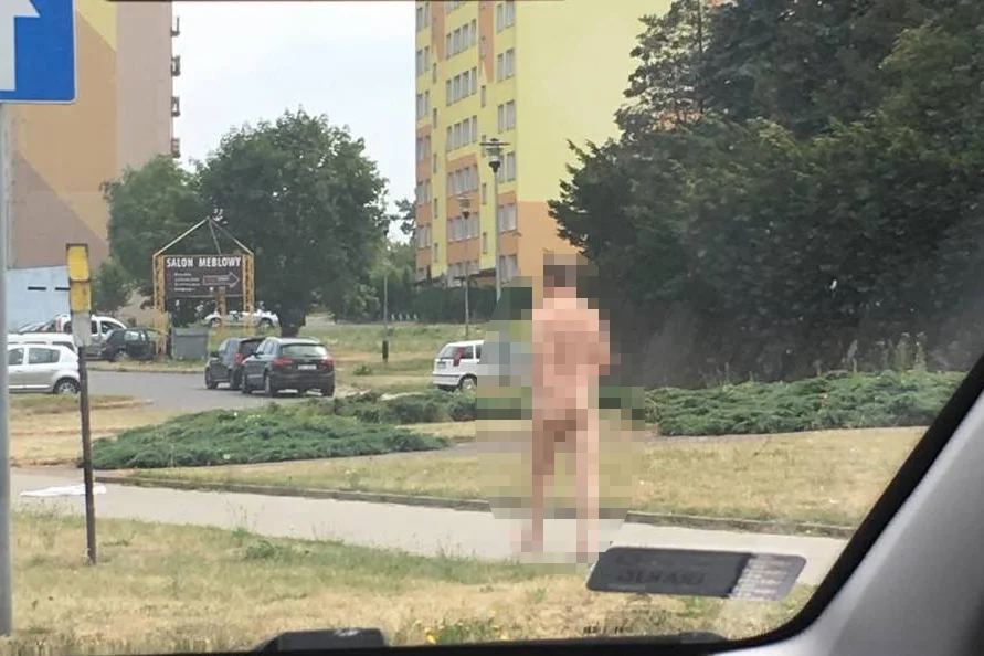 Nagi mężczyzna spacerował w Piotrkowie Trybunalskim
