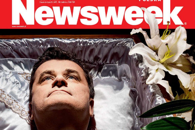 Najnowszy numer tygodnika "Newsweek Polska" przedstawia Janusza Palikota w trumnie.