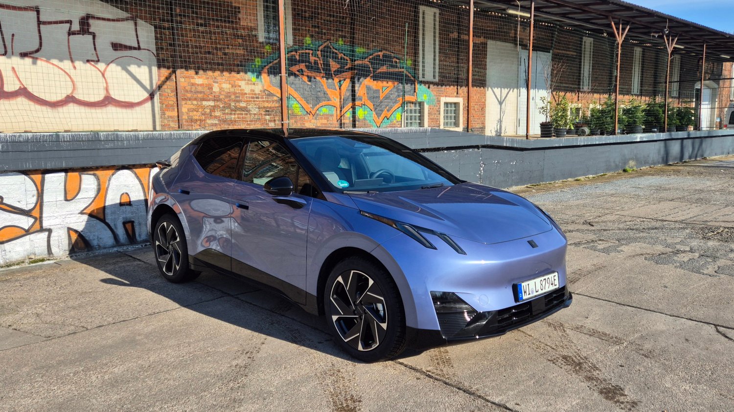 Model 02 prezentuje się futurystycznie.