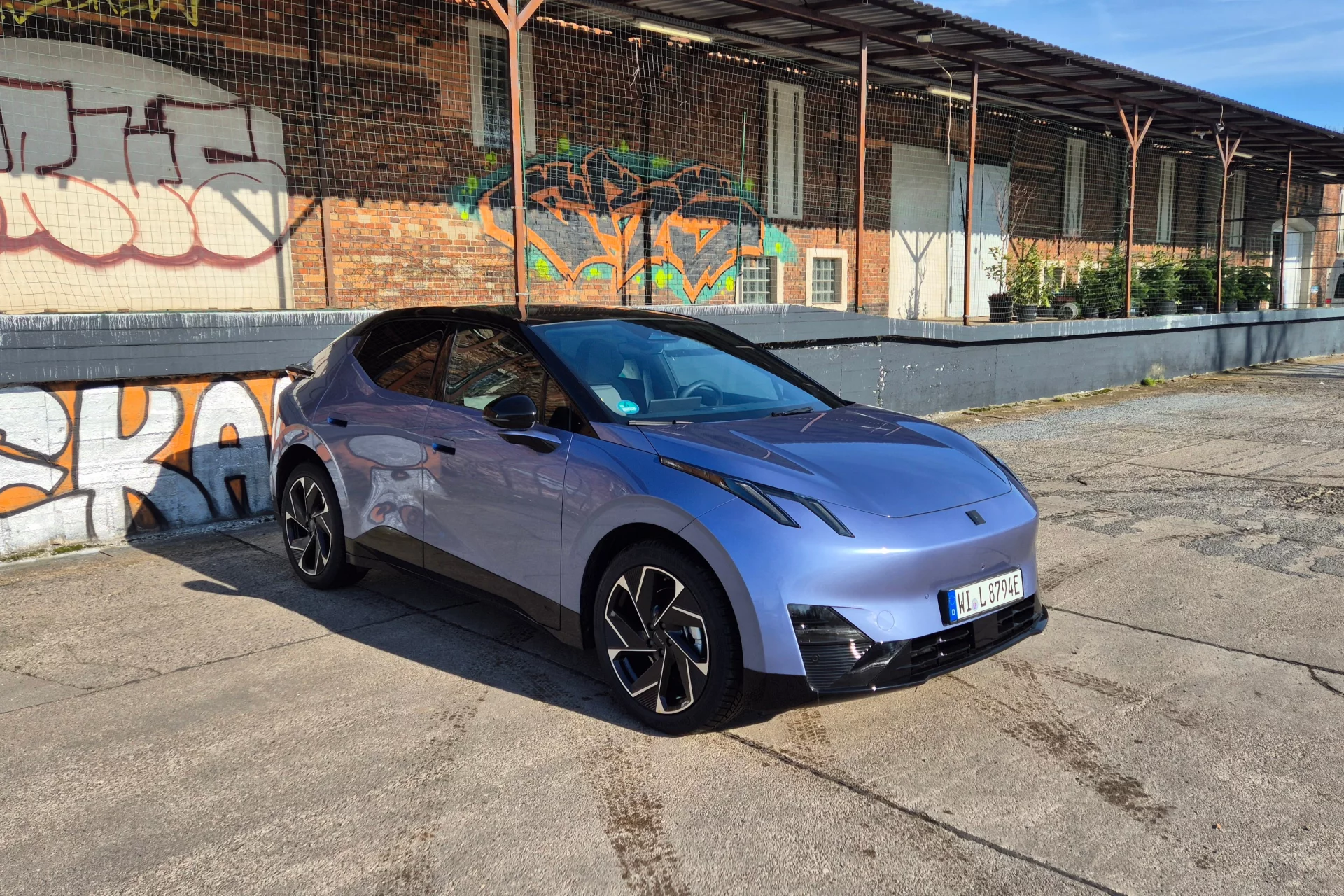 Model 02 prezentuje się futurystycznie.