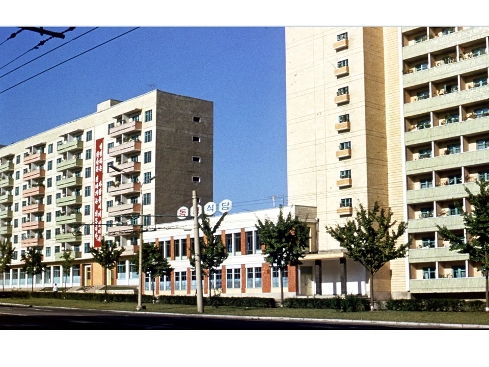 Tak wyglądało w samo południe centrum trzymilionowego miasta. Patrz także zdjęcie w nagłówku, przedstawiające centralny plac miasta.
