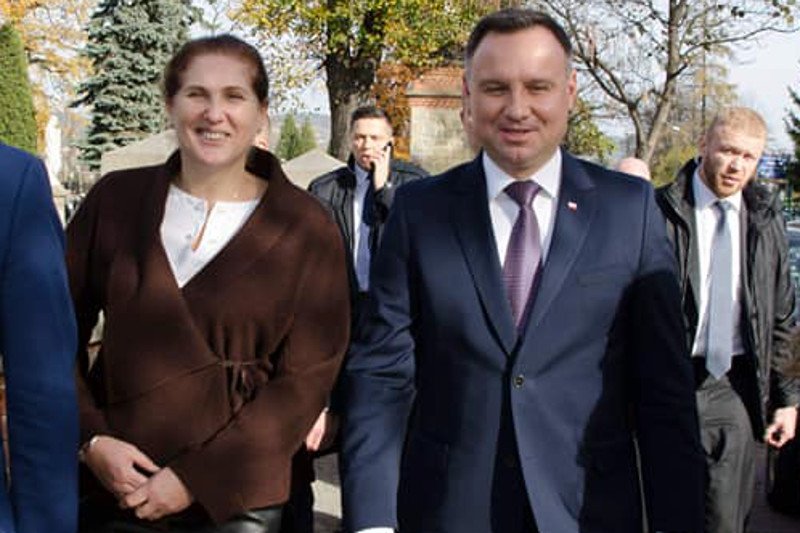 Żona posła nie miała szans z kandydatem niezależnym.