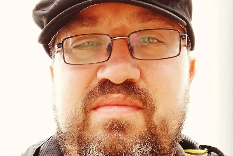 Radosław Poszwiński za rządów PiS znalazł zajęcie w TVP. Wcześniej był nazywany trollem internetowym. Przychodząc do TVP wyczyścił swoje konto na Twitterze z wulgarnych wpisów.