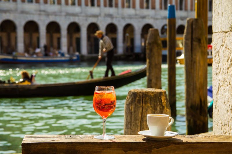 Zdjęcie na wskroś włoskie. Wenecja, Spritz i kawa.