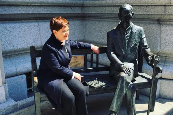 Premier Szydło zrobiła sobie fotografię z pomnikiem Jana Karskiego w Nowym Jorku.