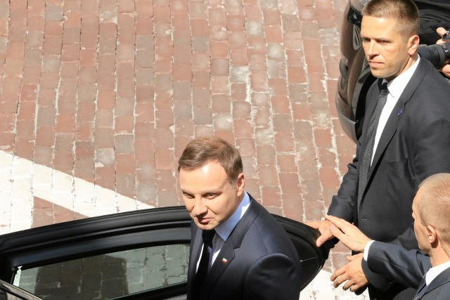 Prezydent 4 marca jechał bez zapiętych pasów - BOR nie dopilnowało, by je zapiął, pisze "Fakt"