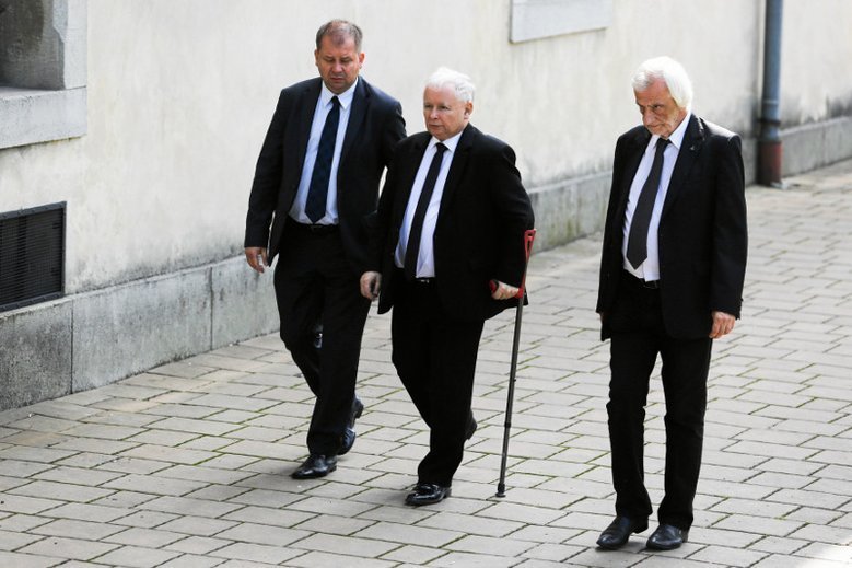 Jarosław Kaczyński musi przejść operację, ale przeciąga ją w czasie.