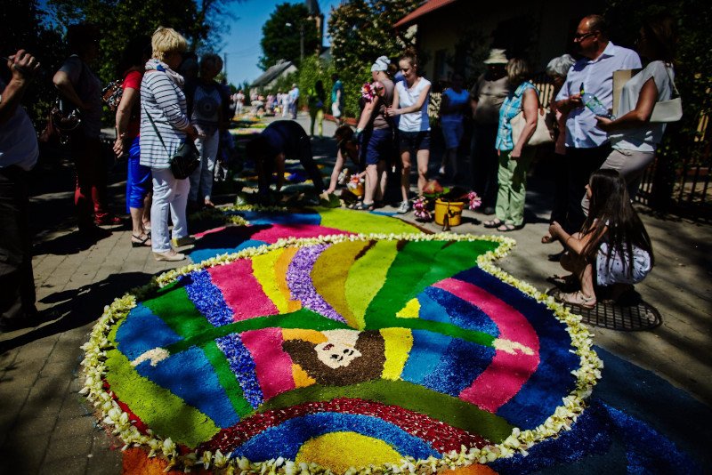 Boże Ciało w Spycimierzu, 2015 roku. Od ok. 200 lat główną tradycją są tu kwietne dywany. Co roku są inne.