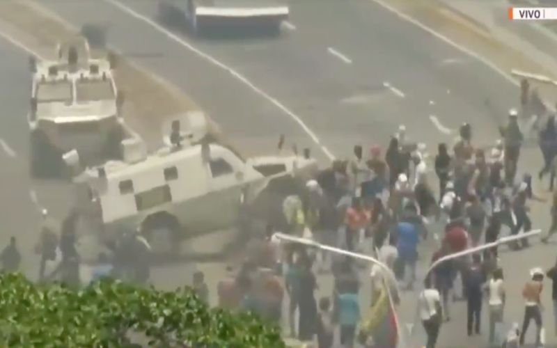 Wojskowy pojazd wjechał w ludzi, który protestowali pod bazą wojskową La Carlota.