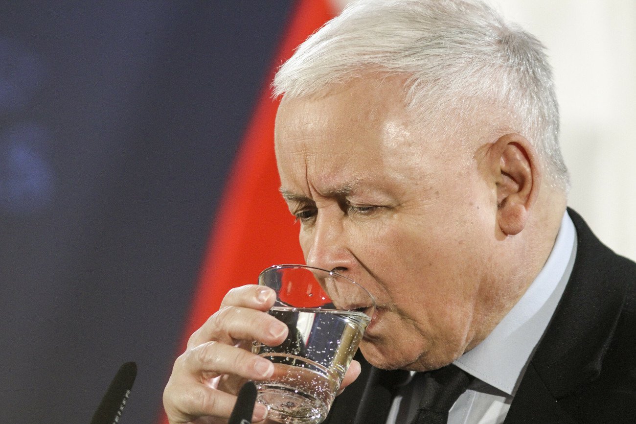 Jarosław Kaczyński przekonuje, że mężczyźni uzależniają się dopiero po około 20 latach nadmiernego spożywania alkoholu.