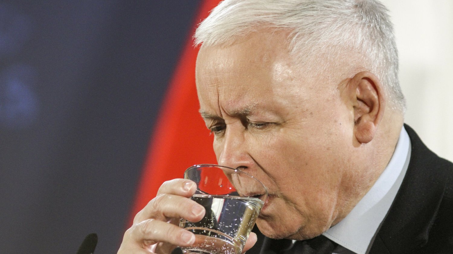Jarosław Kaczyński przekonuje, że mężczyźni uzależniają się dopiero po około 20 latach nadmiernego spożywania alkoholu.