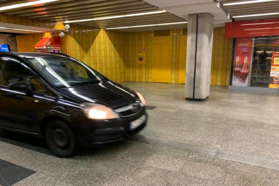 Taki niecodzienny widok objawił się ludziom idącym do metra na Ursynowie