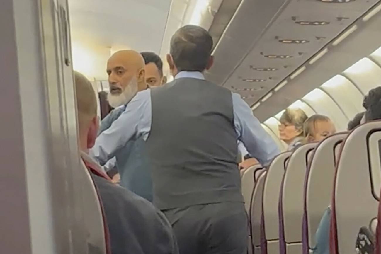 Mężczyzna terroryzował pasażerów samolotu.