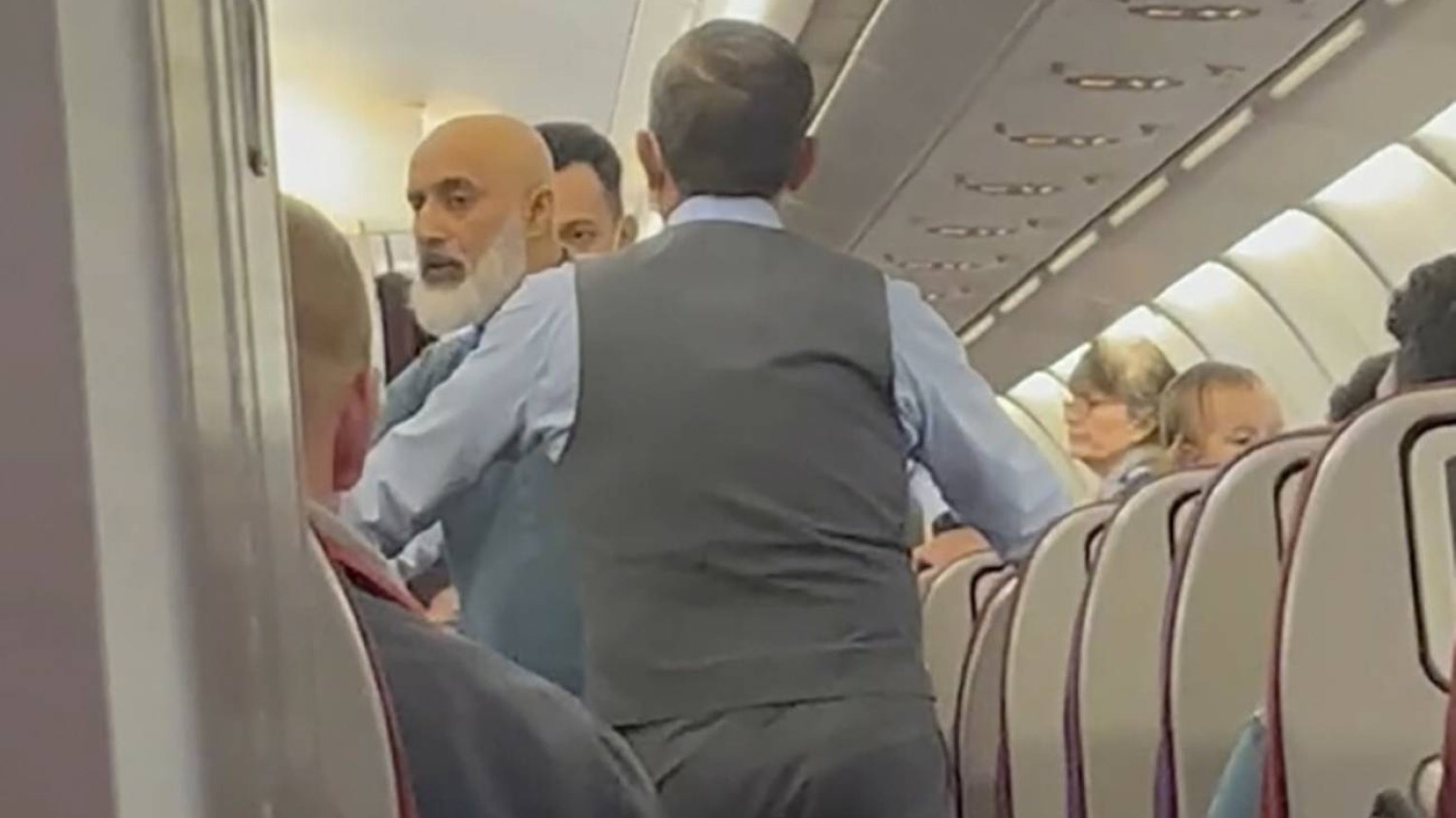 Mężczyzna terroryzował pasażerów samolotu.