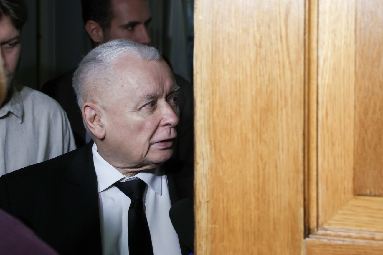 Na zdjęciu prezes PiS na korytarzu w Sejmie. Jarosław Kaczyński stracił immunitet w sprawie pobicia Zbigniewa Komosy. Stracił też nerwy: groził dziennikarce w Sejmie, która zadawała mu pytania.