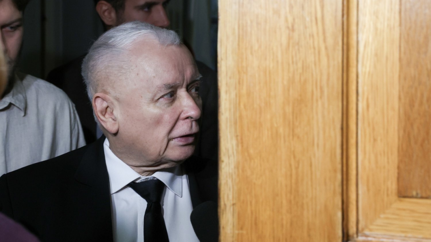 Jarosław Kaczyński grozi dziennikarce. Zapytała, dlaczego pobił aktywistę zamiast pójść do sądu. Na zdjęciu prezes PiS na korytarzu w Sejmie. Jarosław Kaczyński stracił immunitet w sprawie pobicia Zbigniewa Komosy. Stracił też nerwy: groził dziennikarce w Sejmie, która zadawała mu pytania.