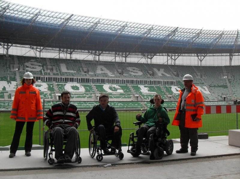 Na zdjęciu Bartłomiej Skrzyński, rzecznik miasta Wrocławia ds. Osób Niepełnosprawnych, Paweł Parus i Michał Fitas z Klubu Kibiców Niepełnosprawnych, wspólnie z Maciejem Łubockim Głównym Architektem ze spółki Wrocław 2012 konsultują Miejski Stadion