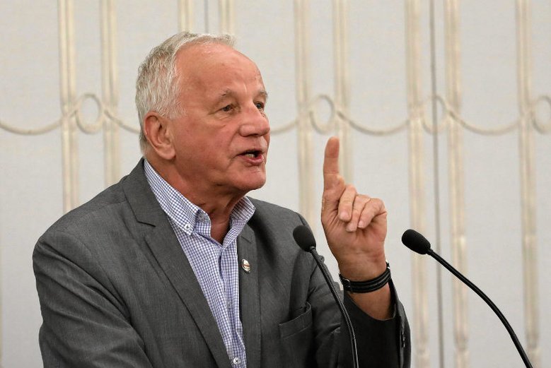 Senator Jan Rulewski twierdzi, że po obniżce pensji senatorów decyzją Jarosława Kaczyńskiego zarabia za mało, by stać go było na wyjazd do Chin.