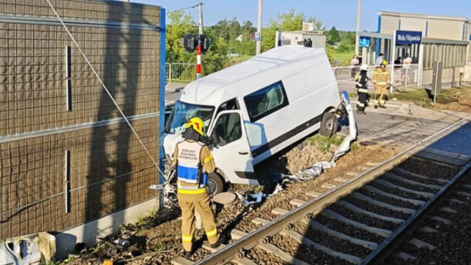 Wypadek na torach w Krzeszowicach. Bus dostawczy wjechał pod pociąg.